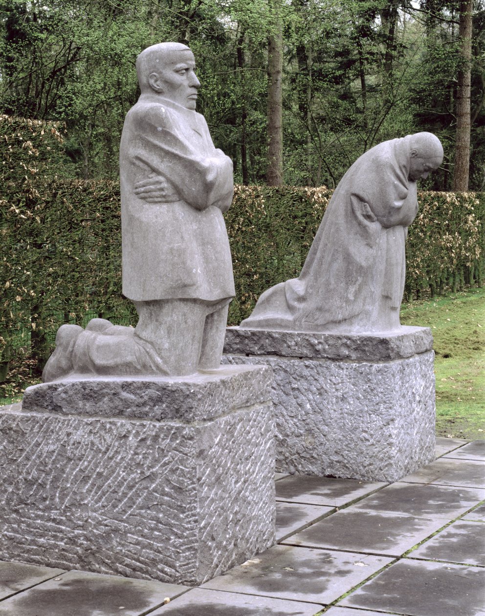 Gedenkstätte, die die Künstlerin und ihren Ehemann zeigt, wie sie um ihren toten Sohn Peter Kollwitz trauern, gewidmet 1931 von Käthe Kollwitz