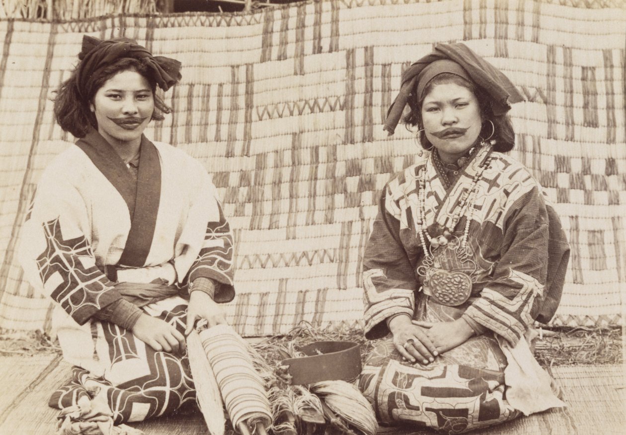 Ainu-Frauen, ca. 1890er von Kenzô Tamoto