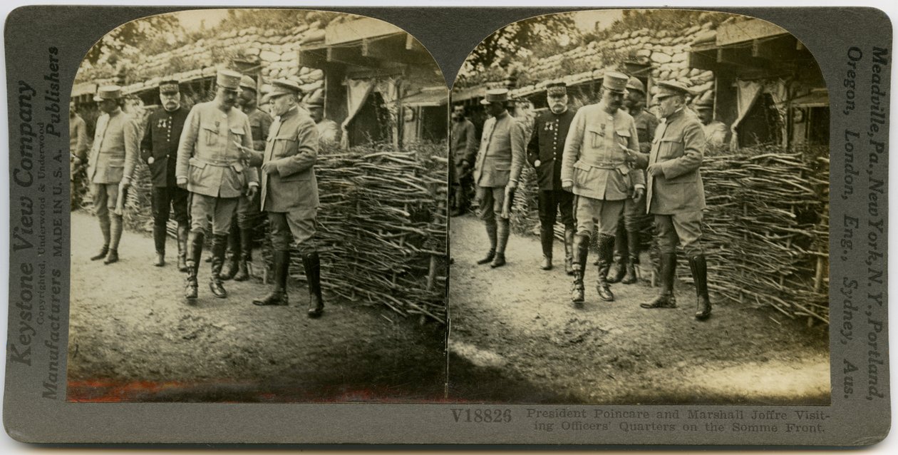 Französischer Präsident Raymond Poincare und Marschall Joseph Joffre treffen uniformierte Offiziere von Keystone View Company