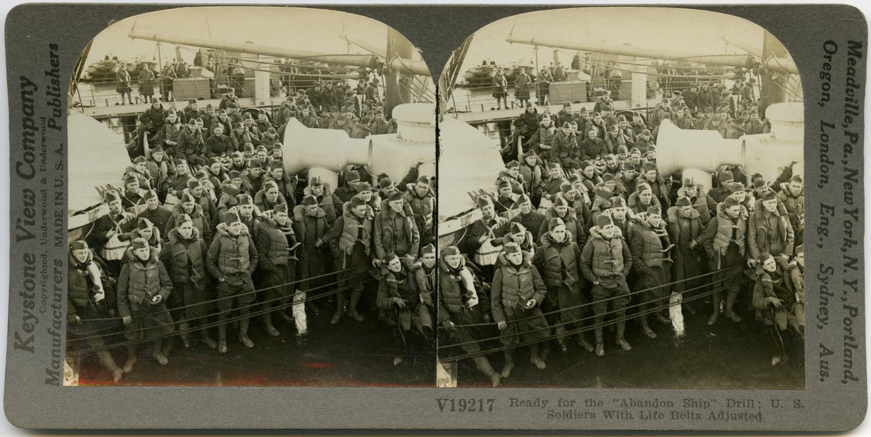 Uniformierte amerikanische Soldaten mit Schwimmwesten auf dem Deck eines Schiffes. Keystone Stereograph Nummer V19217 von Keystone View Company