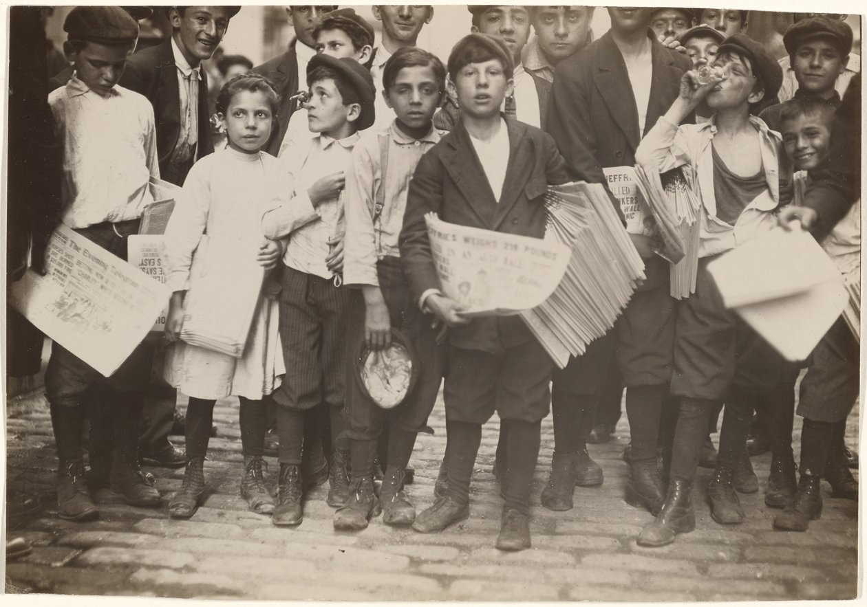 Menschenmenge von Zeitungsjungen, darunter ein Mädchen von Lewis W. Hine