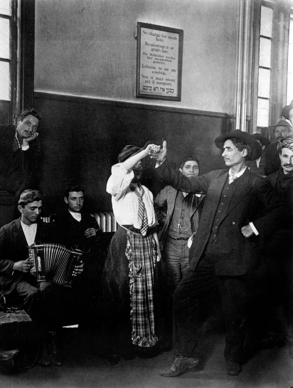 Einwanderer auf Ellis Island von Lewis Wickes Hine