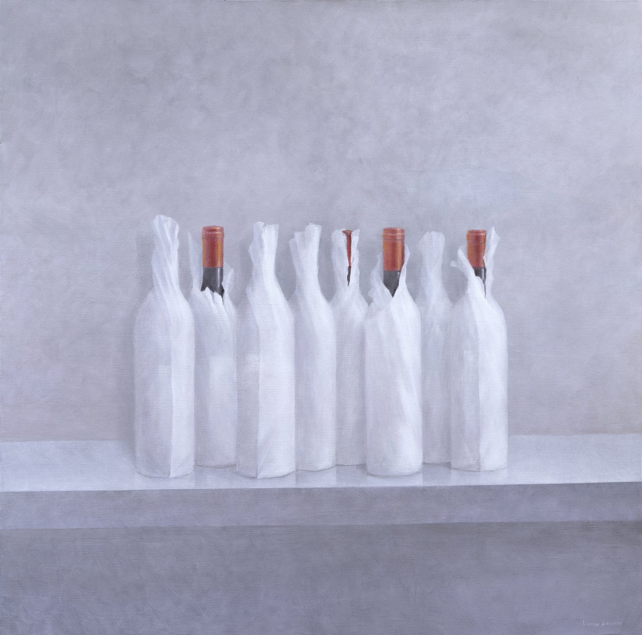 Verpackte Flaschen auf Grau, 2005 von Lincoln Seligman