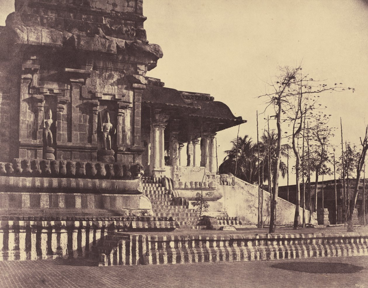 Tanjore: Große Pagode, Eingang nach außen blickend von Linnaeus Tripe