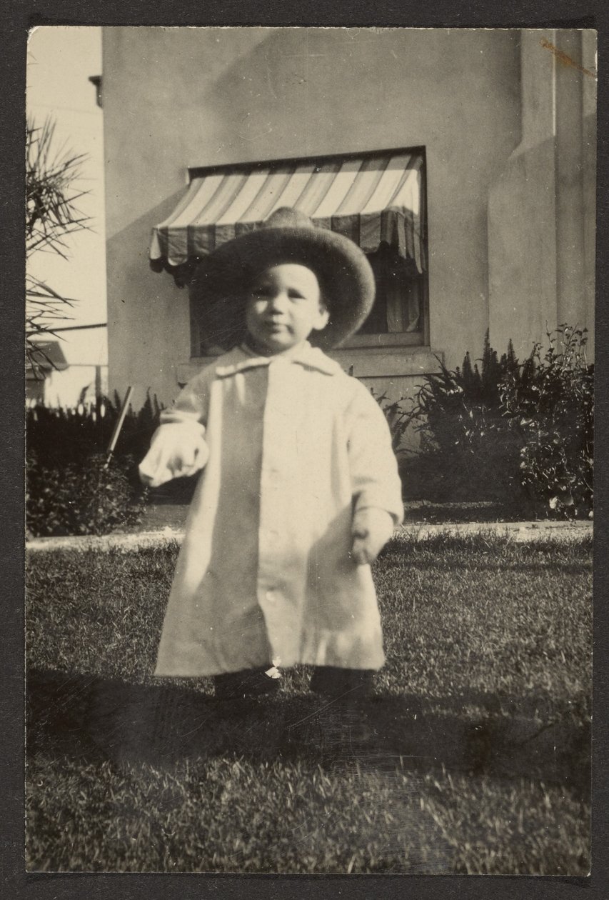 Baby mit großem Hut von Louis Fleckenstein