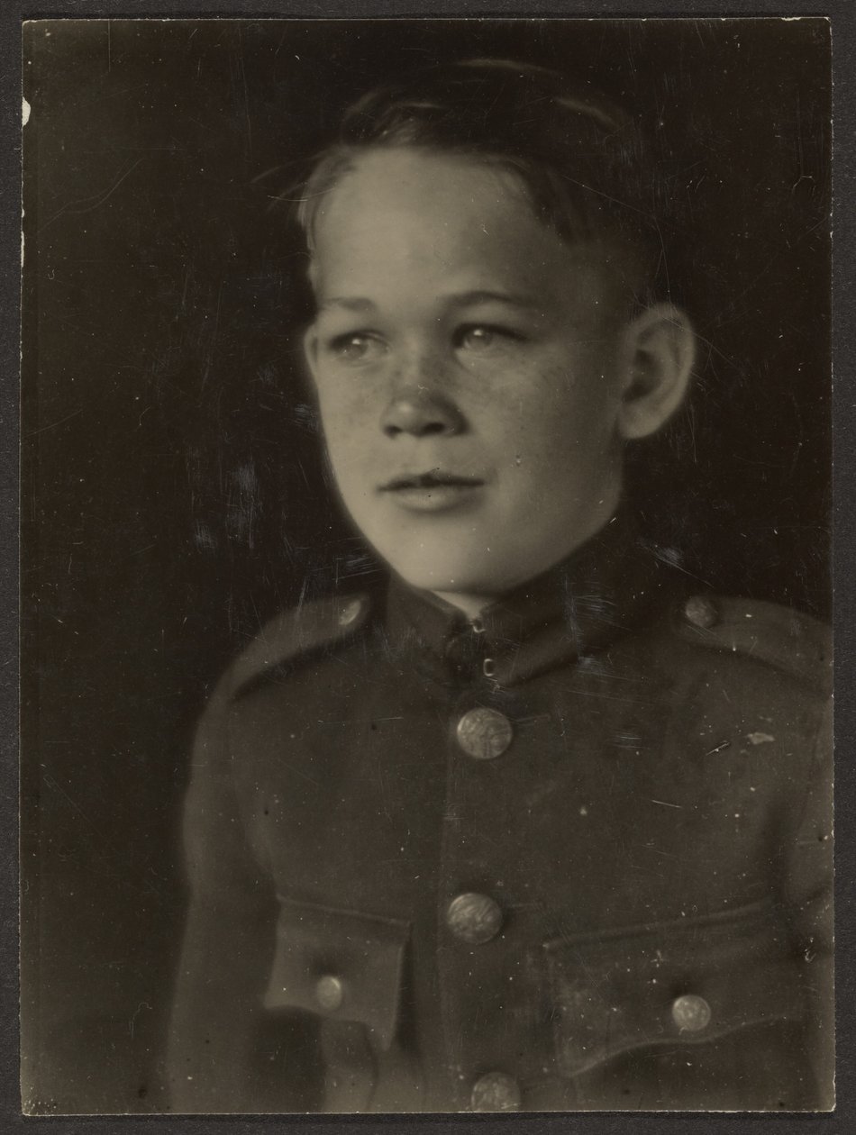 [Junge in Uniform verkleidet] von Louis Fleckenstein
