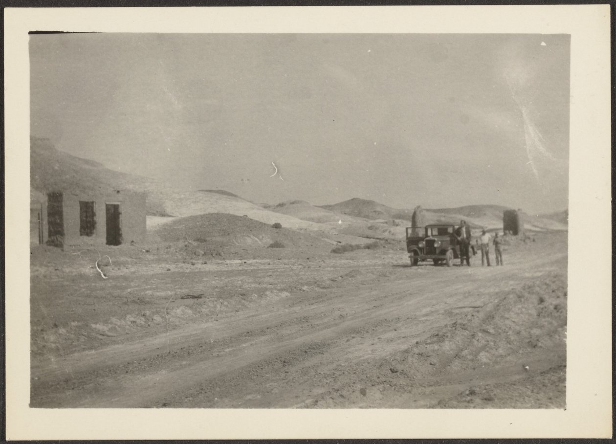Auto in Landschaft von Louis Fleckenstein