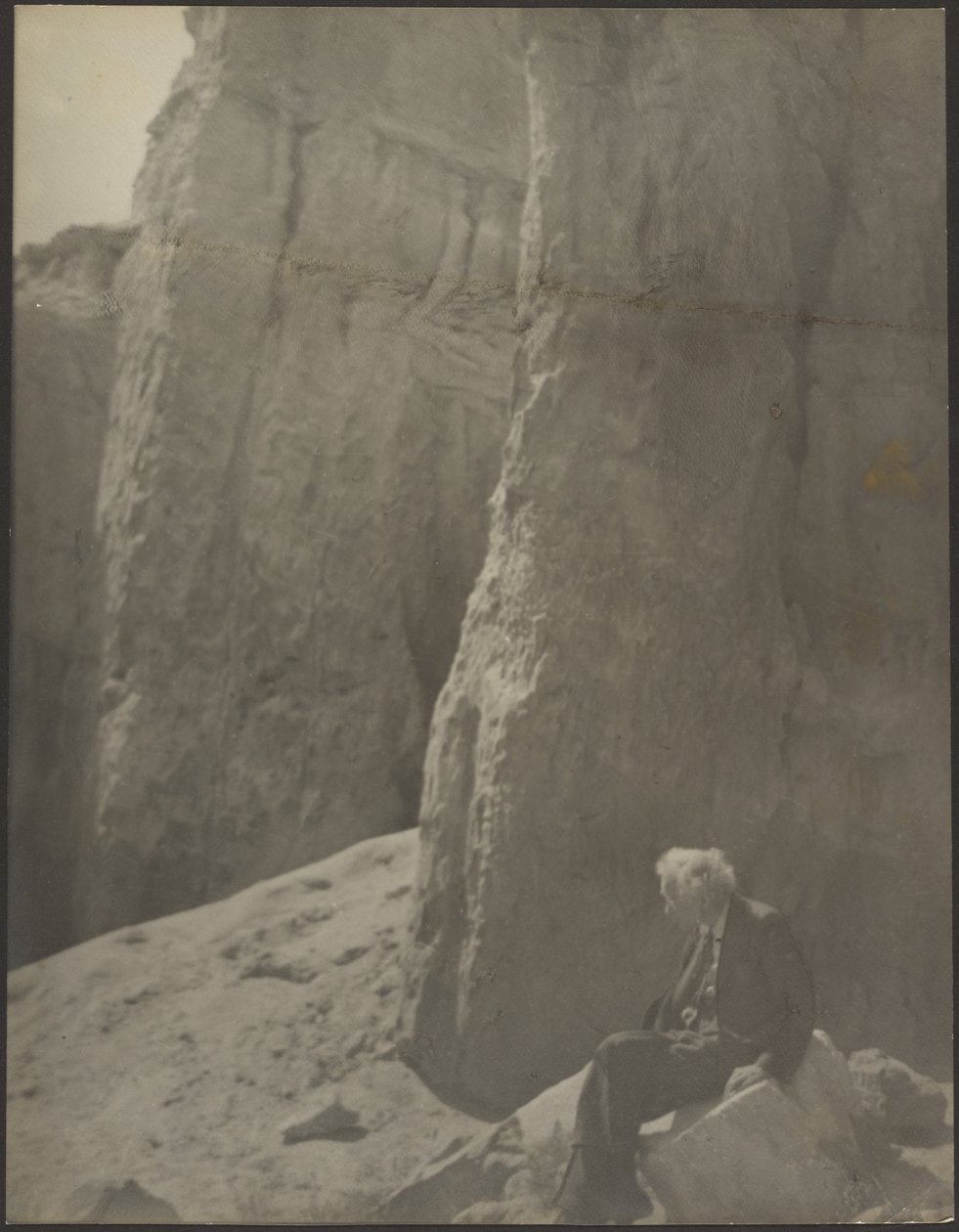 Älterer Mann in felsiger Landschaft von Louis Fleckenstein