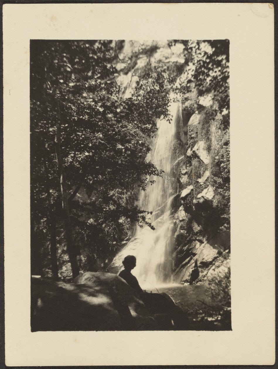 [Figuren und Wasserfall] von Louis Fleckenstein
