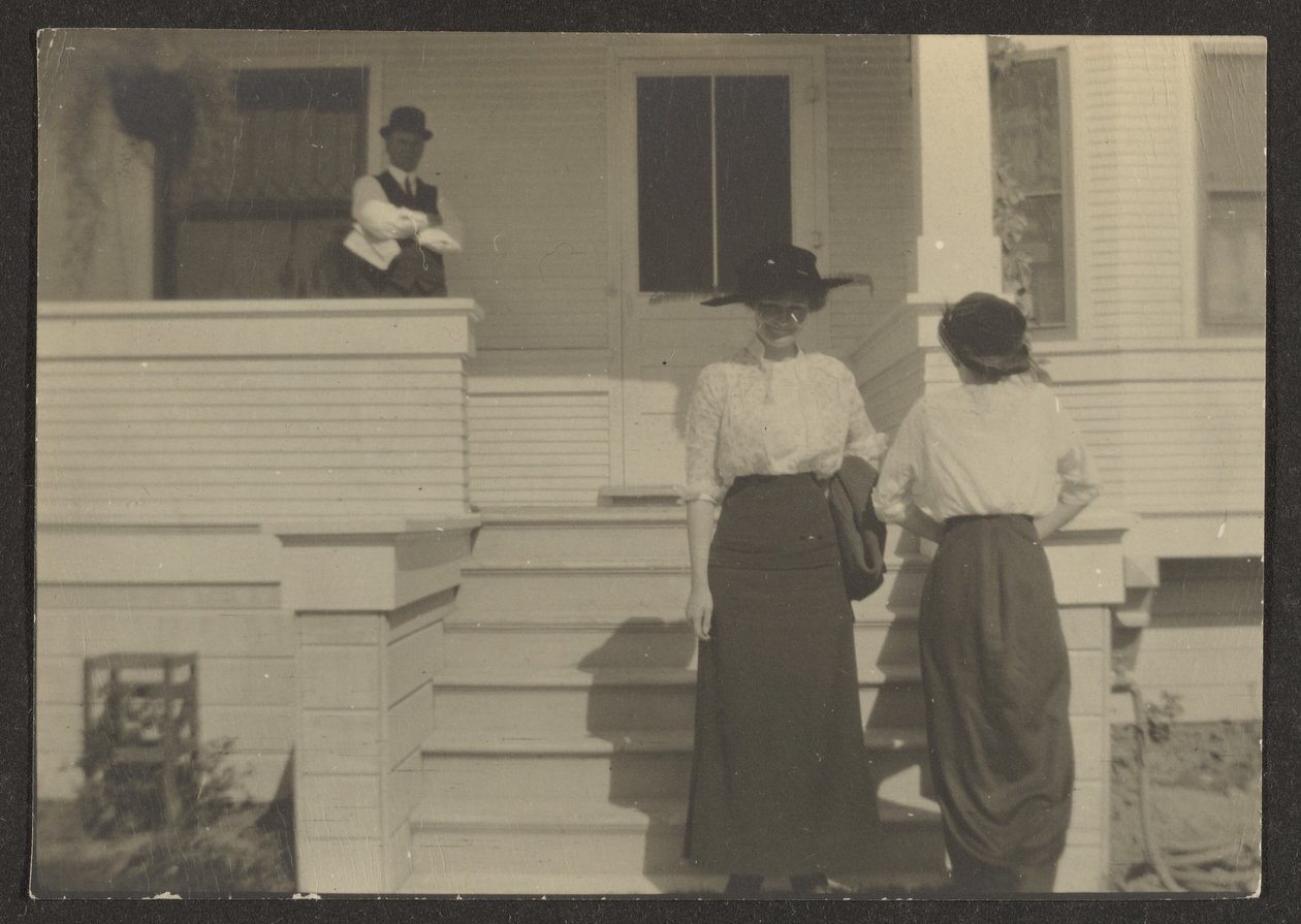 Figuren auf der Veranda von Louis Fleckenstein