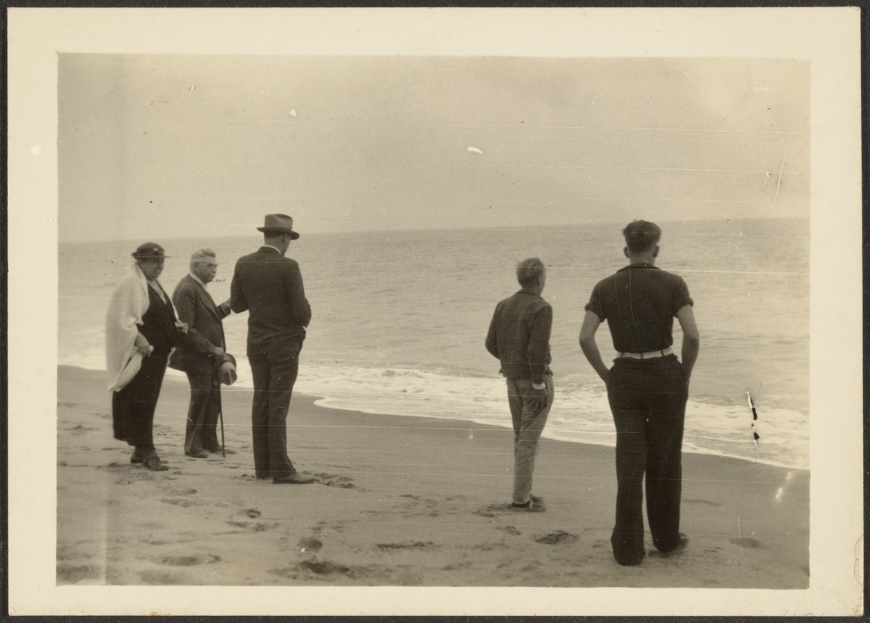 [Familie Fleckenstein am Strand] von Louis Fleckenstein
