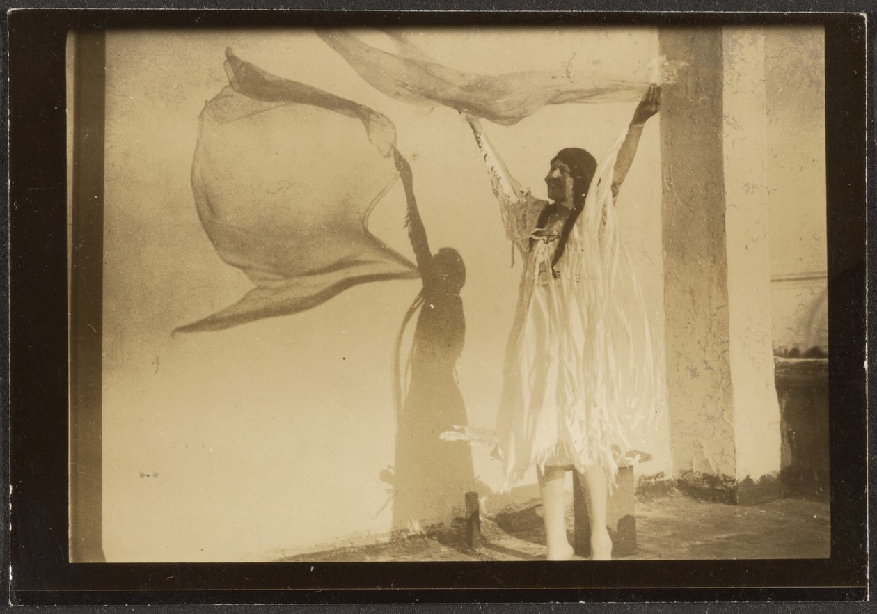 Florence tanzt im indianischen Kostüm von Louis Fleckenstein