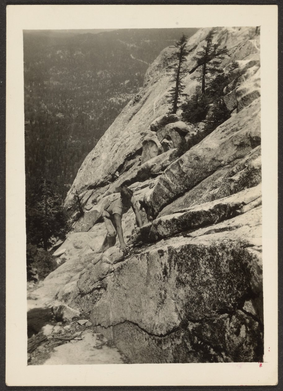 Wanderer klettert auf Felsen von Louis Fleckenstein