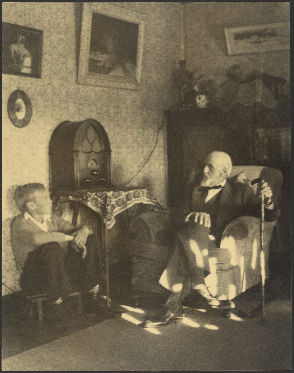 Mann und Junge in einem Arbeitszimmer von Louis Fleckenstein