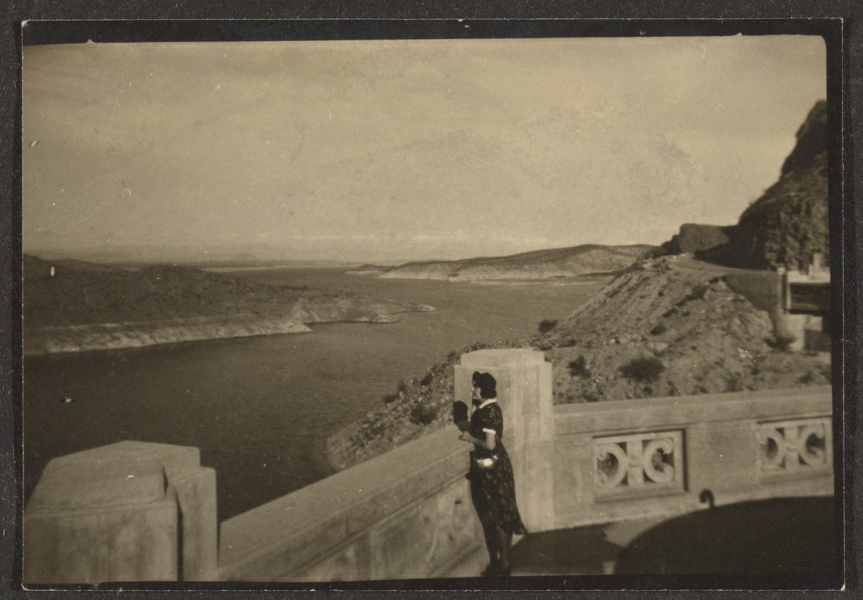 Frau mit Blick auf den Strand von Louis Fleckenstein