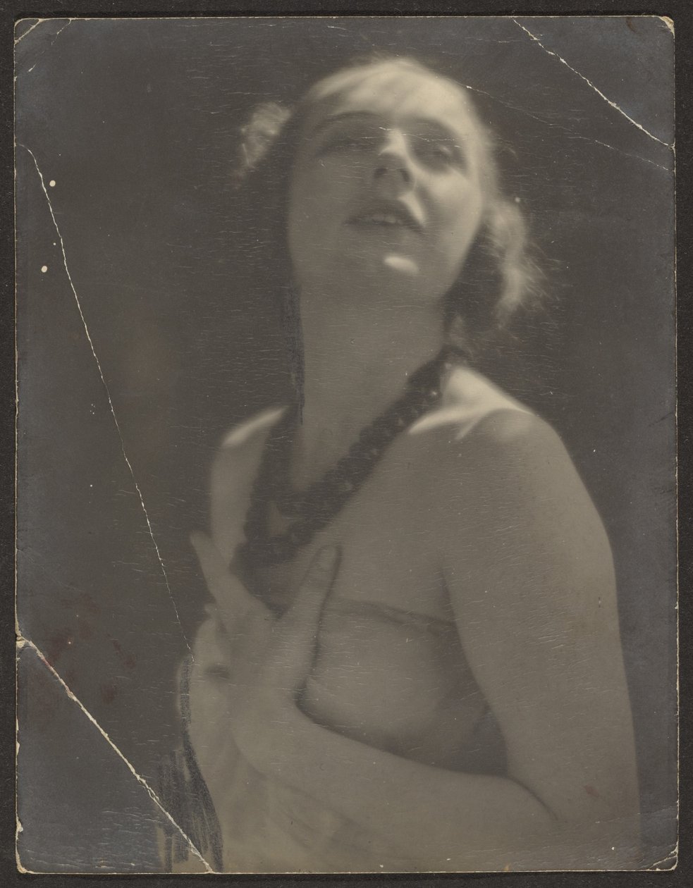 Frau mit Perlenkette von Louis Fleckenstein