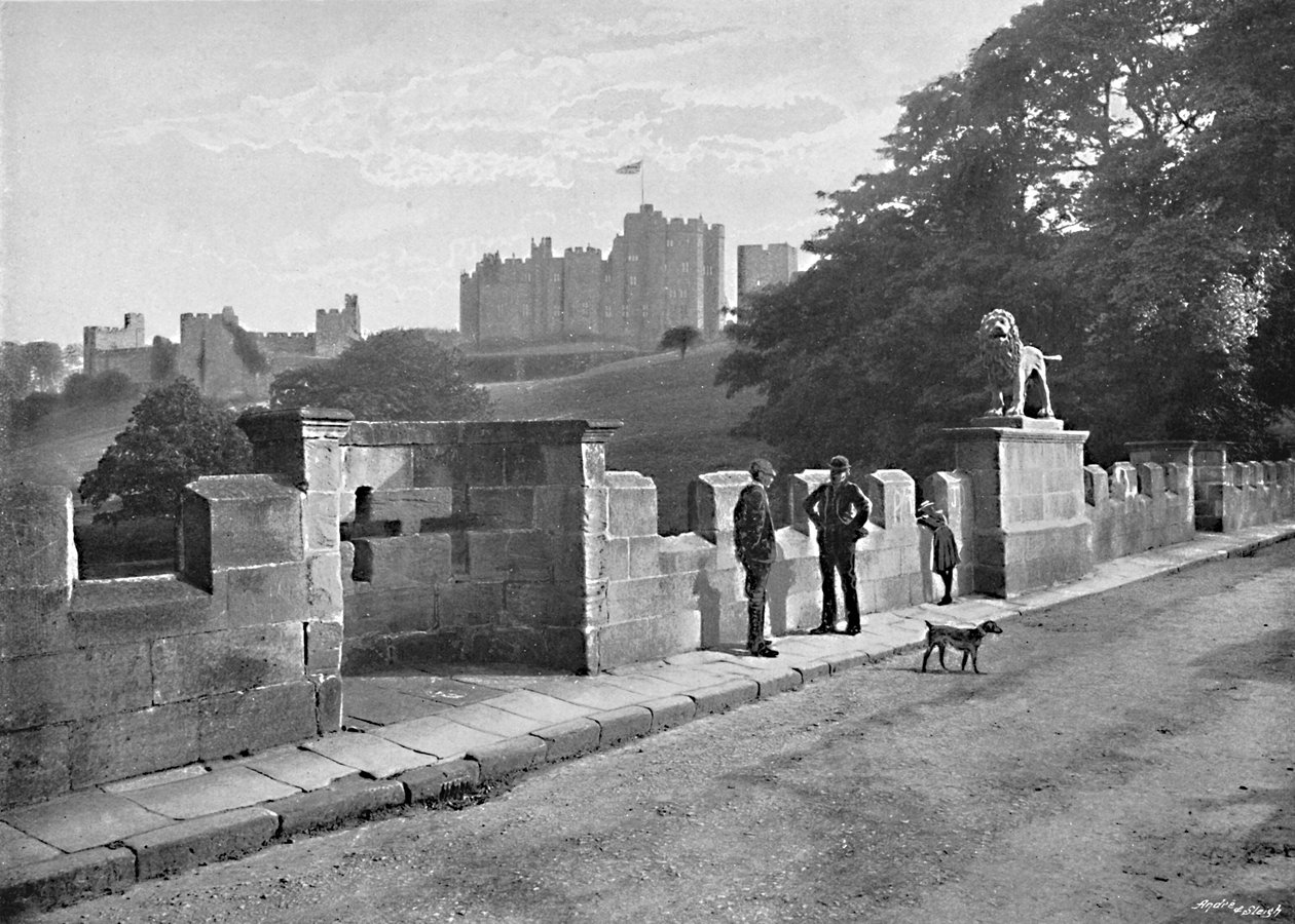 Alnwick: Die Löwenbrücke und das Schloss, um 1896 von M. Aunty