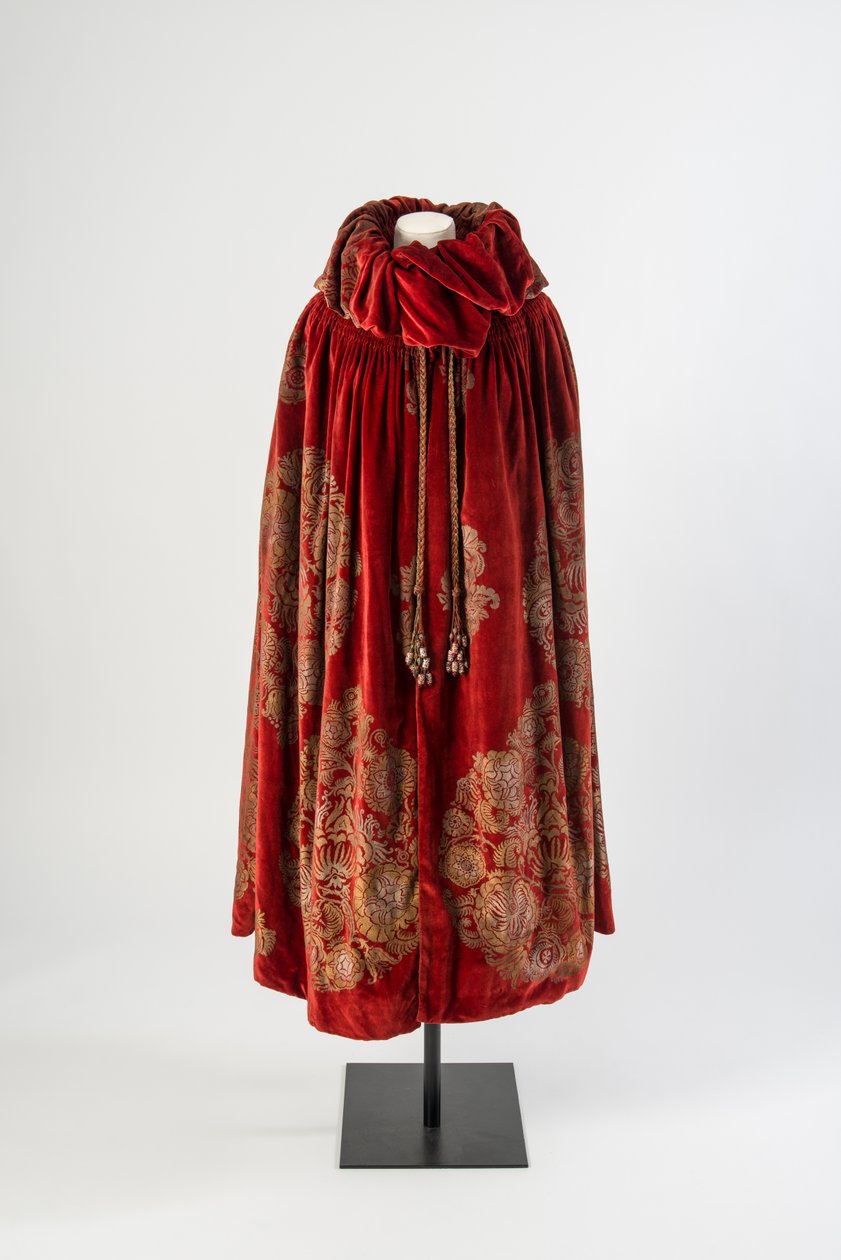 Dunkelroter Samtumhang mit gold- und silbergestanztem Blumendesign und Seidenquasten, verziert mit bemalten Perlen, ca. 1923 von Maria Monaci Gallenga