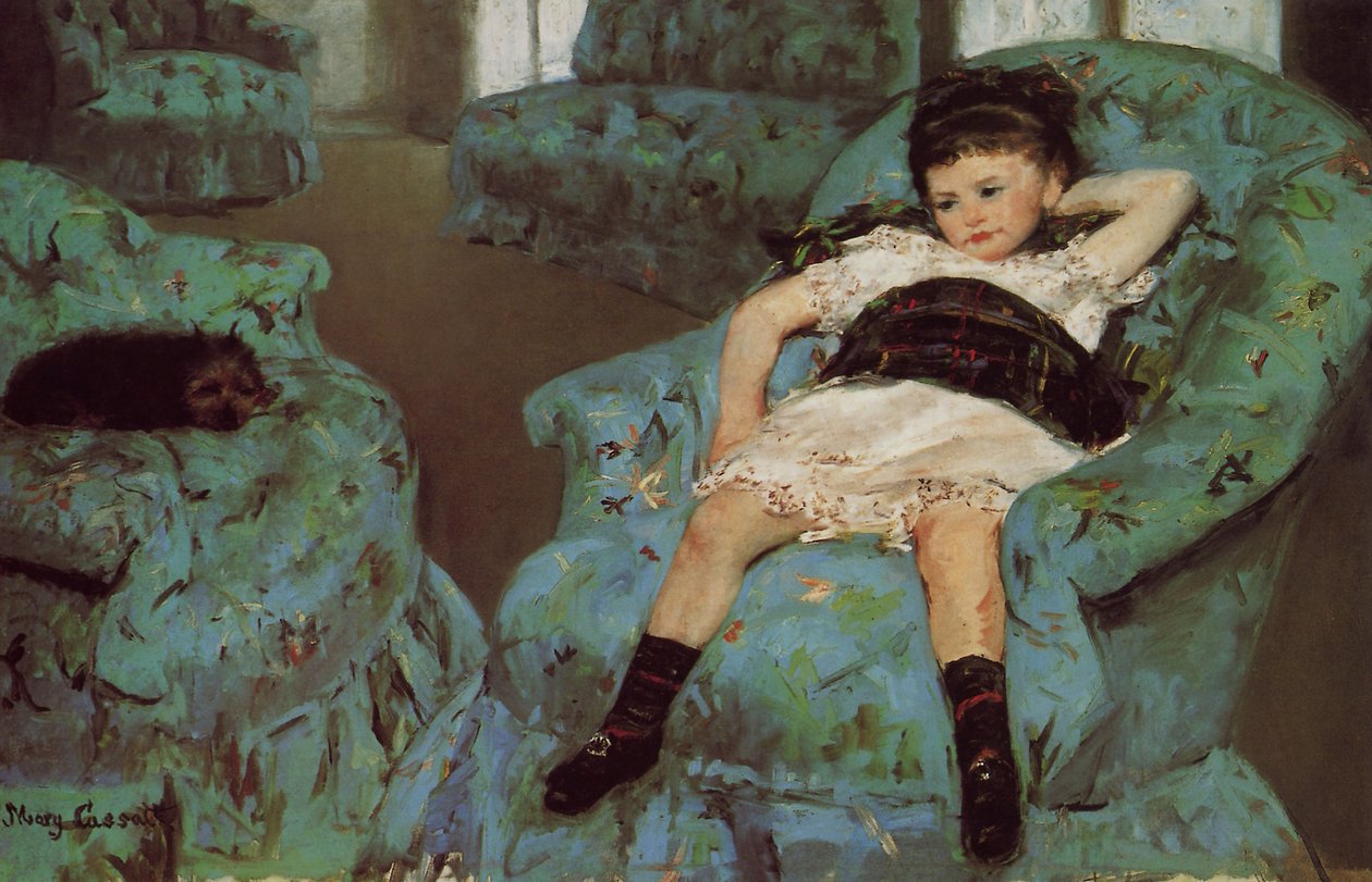 Kleines Mädchen in einem blauen Sessel von Mary Cassatt