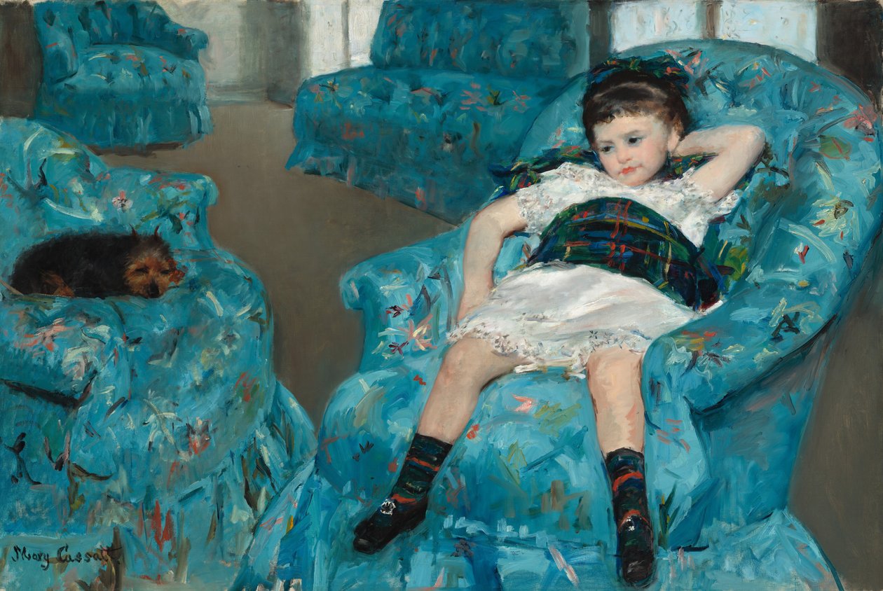 Kleines Mädchen in einem blauen Sessel von Mary Cassatt