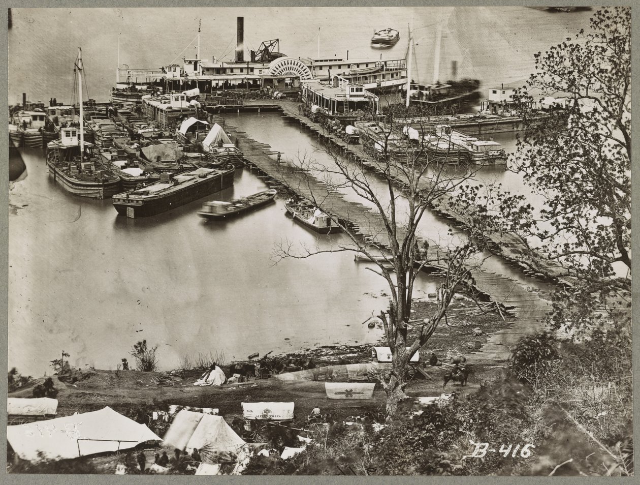 Entladung von Vorräten am James River, Virginia, 1865 von Mathew B. Brady