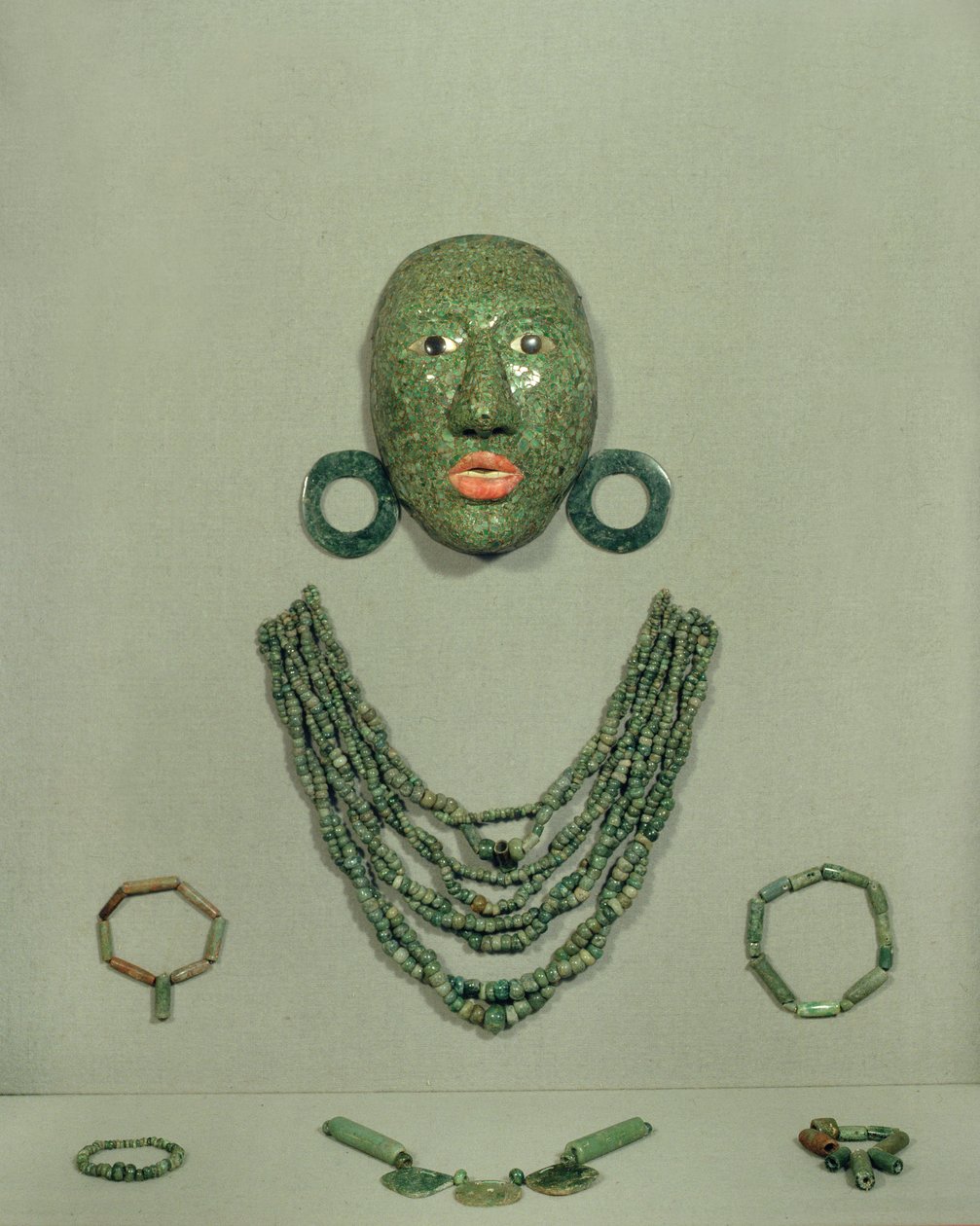 Calakmul-Begräbnismaske mit Kragen und Ohrringen, Halbinsel Yucatan, Mexiko Späte Klassik (600-900 n. Chr.) von Mayan