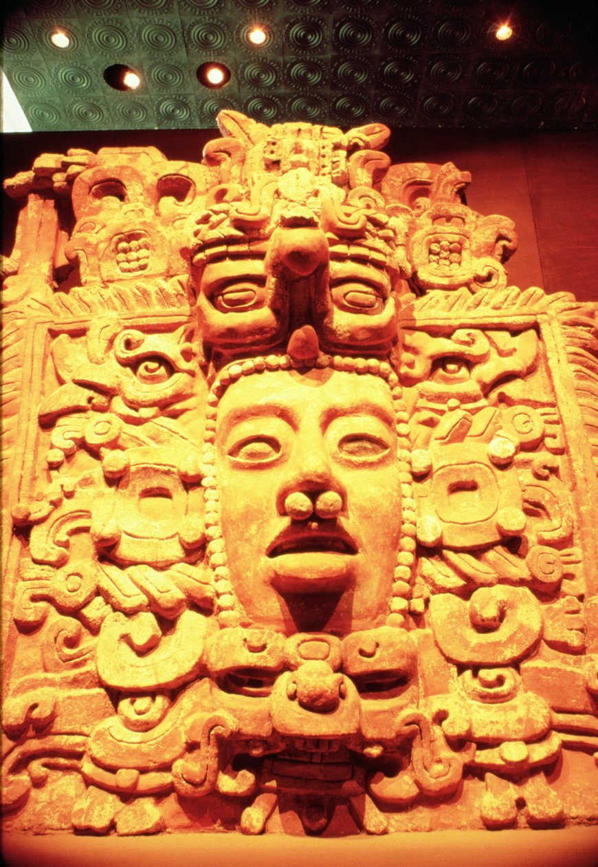 Detail von einer Tempelwand mit dem Kopf eines Sonnengottes von Mayan