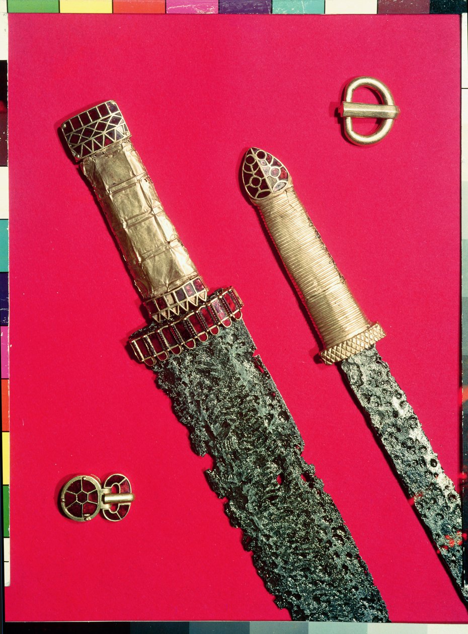 Zwei Schwerter mit verzierten Griffen und zwei Gürtelschnallen, aus dem Pouan-Schatz von Merovingian
