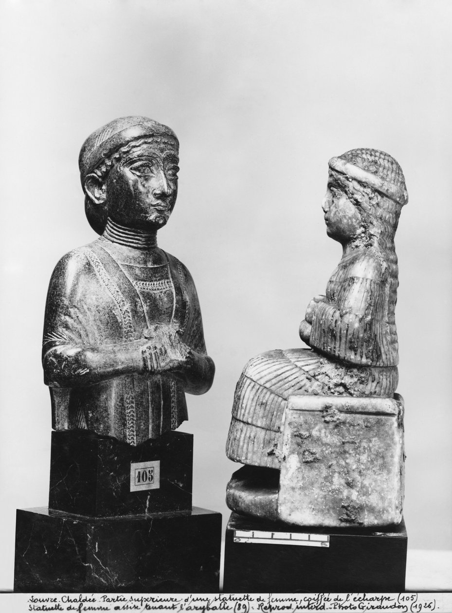 Frau mit dem Schal, Frau mit einem Aryballos, Profilansicht, Neo-Sumerisch, aus Telloh, antikes Girsu, ca. 2150 v. Chr. von Mesopotamian