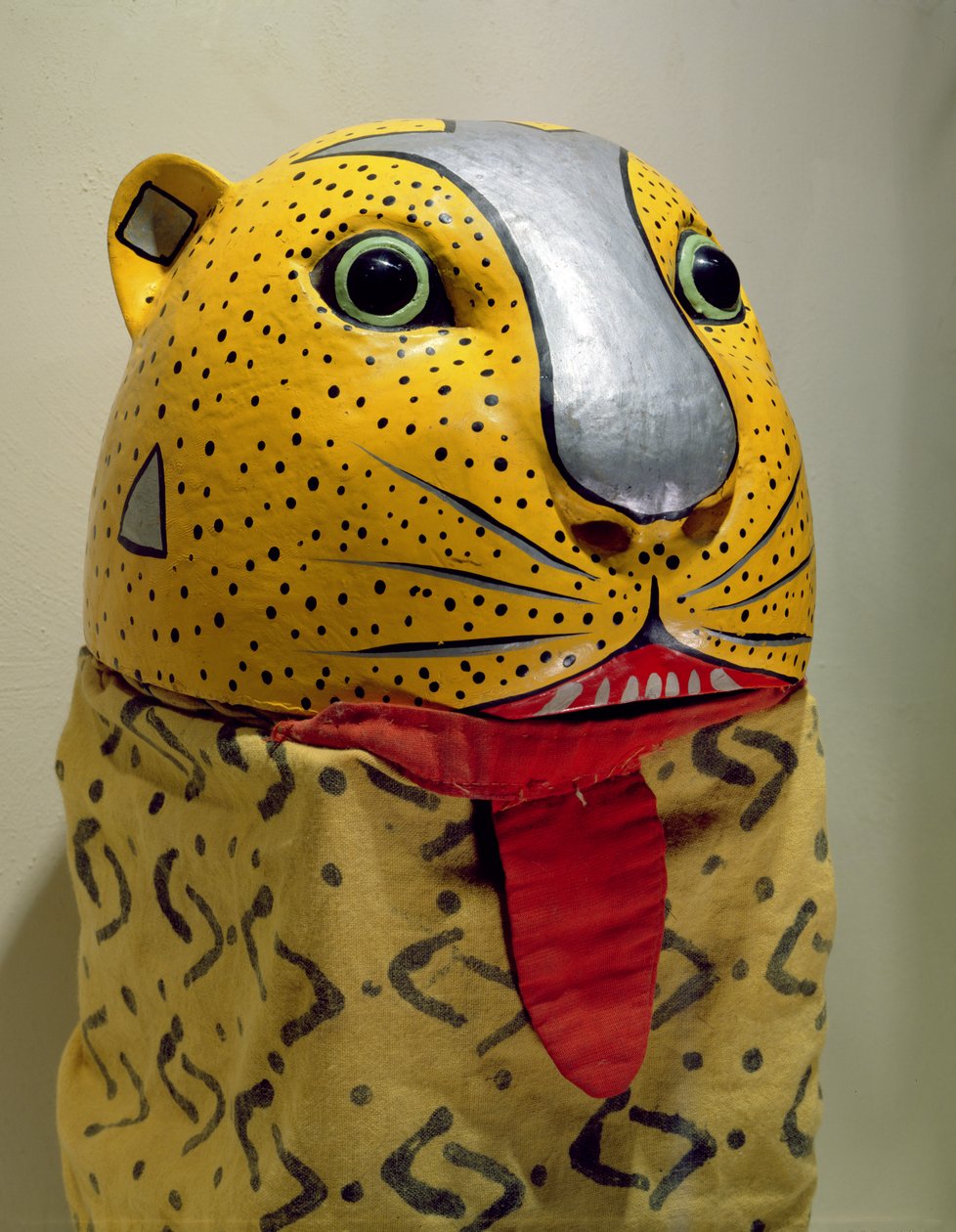 Maske eines Jaguars (bemaltes Holz & Stoff) von Mexican School