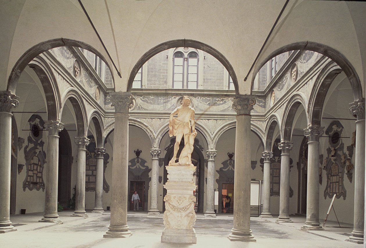 Innenansicht des Skulpturenhofs von Michelozzo di Bartolommeo