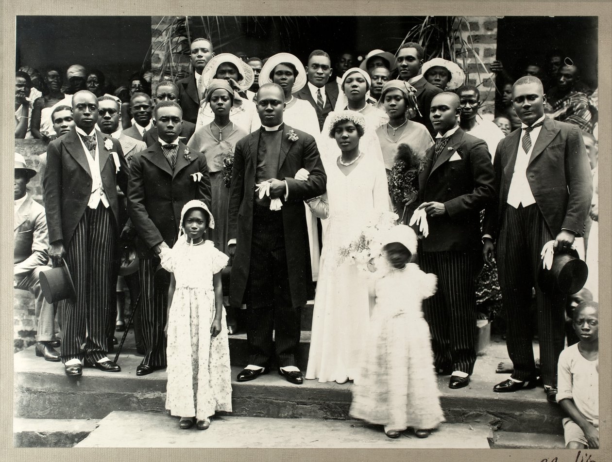 Hochzeitsgesellschaft von Revd Prempeh, Sohn des verstorbenen Königs Prempeh, und Miss Mary Asafu-Adjaye, ca. 1931 von N. T. Clerk