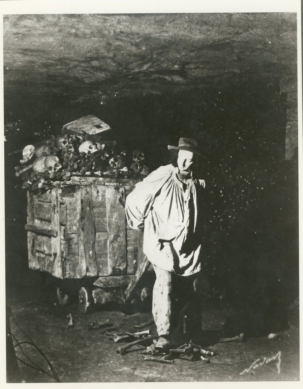 Innenraum der Katakomben, Paris, 1861 von Nadar