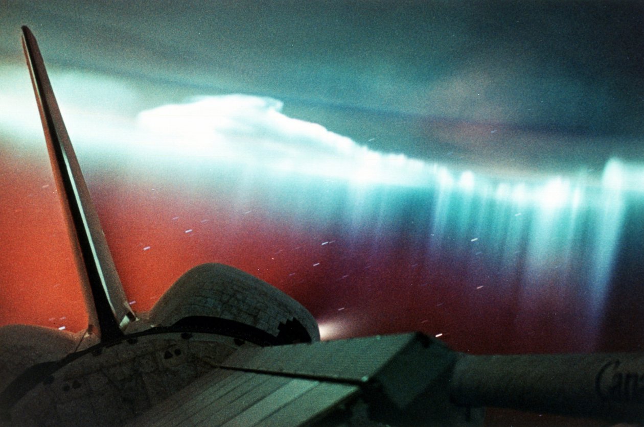 Aurora Australis (Vorhangform) gesehen vom Space Shuttle Endeavour, von dem ein Teil im Vordergrund oben rechts zu sehen ist. April 1994. von National Aeronautics and Space Administration National Aeronautics and Space Administration