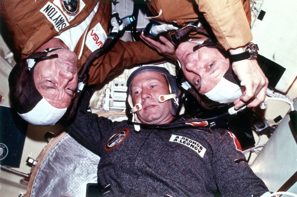 Die beiden Besatzungen der gemeinsamen US-USSR ASTP-Docking-Mission in der Erdumlaufbahn. von National Aeronautics and Space Administration National Aeronautics and Space Administration