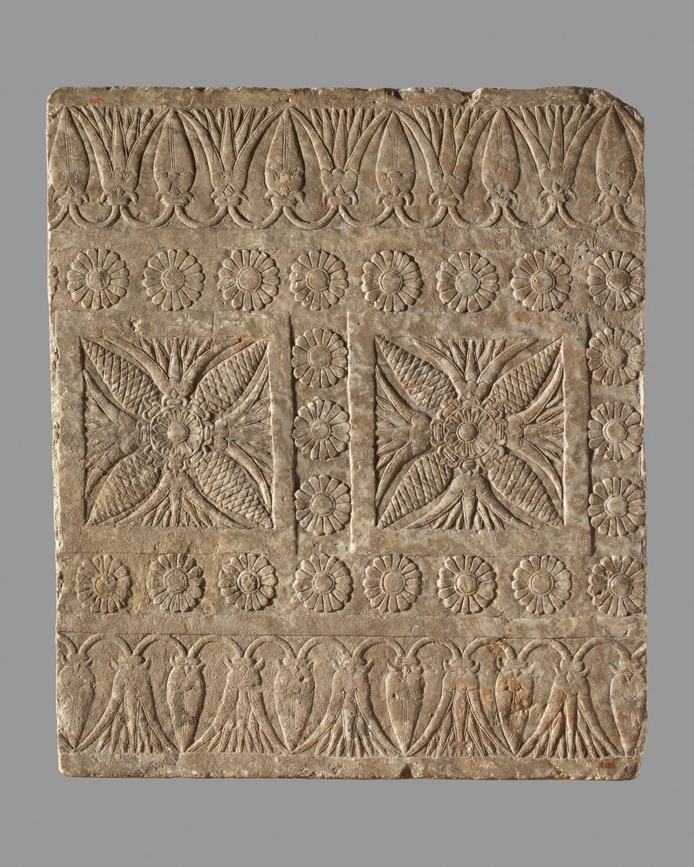 Schwellenpflasterplatte mit einem Teppichdesign, 7. Jahrhundert v. Chr. (Gipsalabaster) von Neo Assyrian