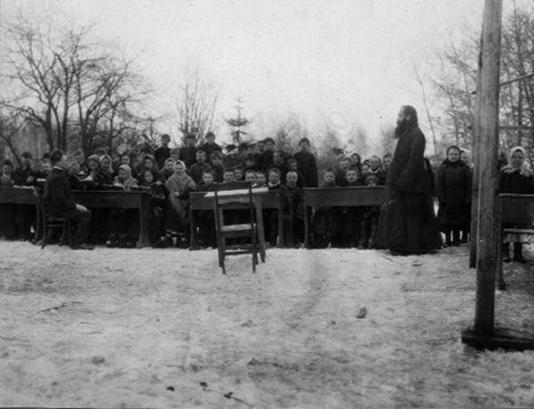 Russische Dorfschule von Neta Peacock