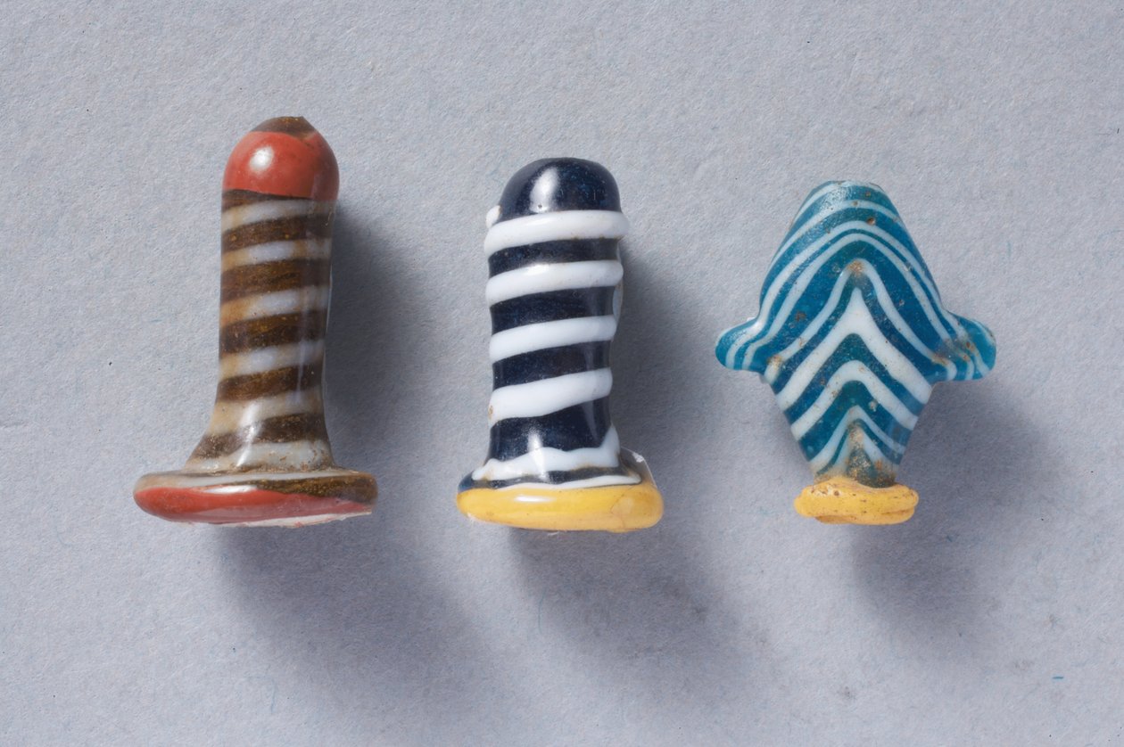 Zwei Glas-Ohrstecker und ein Ib-Herz-Amulett von New Kingdom Egyptian