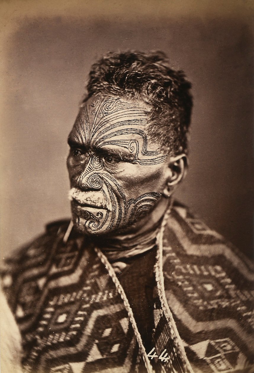 Porträt eines Maori mit tätowiertem Gesicht von New Zealand Photographer