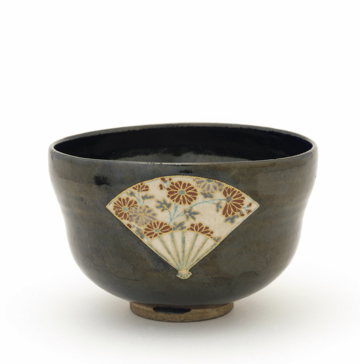 Teeschale mit Reservedesign von Fächern, Kyoto, Kyoto-fu, Edo-Periode, Mitte des 17. Jahrhunderts von Nonomura Ninsei