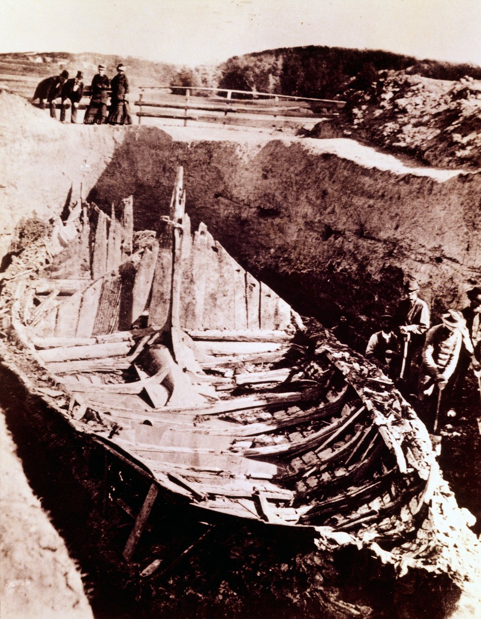 Ausgrabungen des Wikingerschiffs "Gokstad", entdeckt im 9. Jahrhundert Norwegen, 1880 von Norwegian Photographer