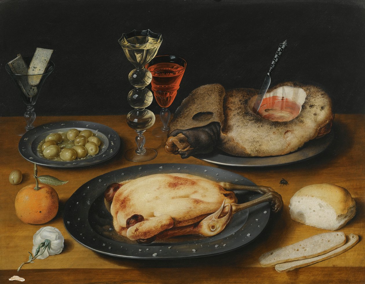 Stillleben mit einem Brathähnchen, einem Schinken und Oliven auf Zinntellern mit einem Brötchen, einer Orange, Weingläsern und einer Rose auf einem Holztisch von Osias the Elder Beert