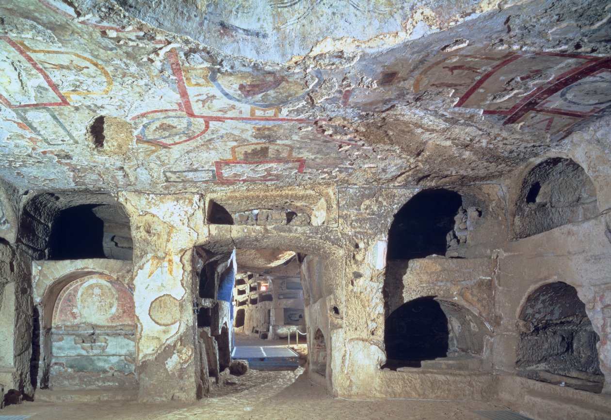 Innenraum einer Katakombenkammer aus Tuffstein mit Fragmenten freskierter Dekoration, 2. Jahrhundert von Paleo Christian