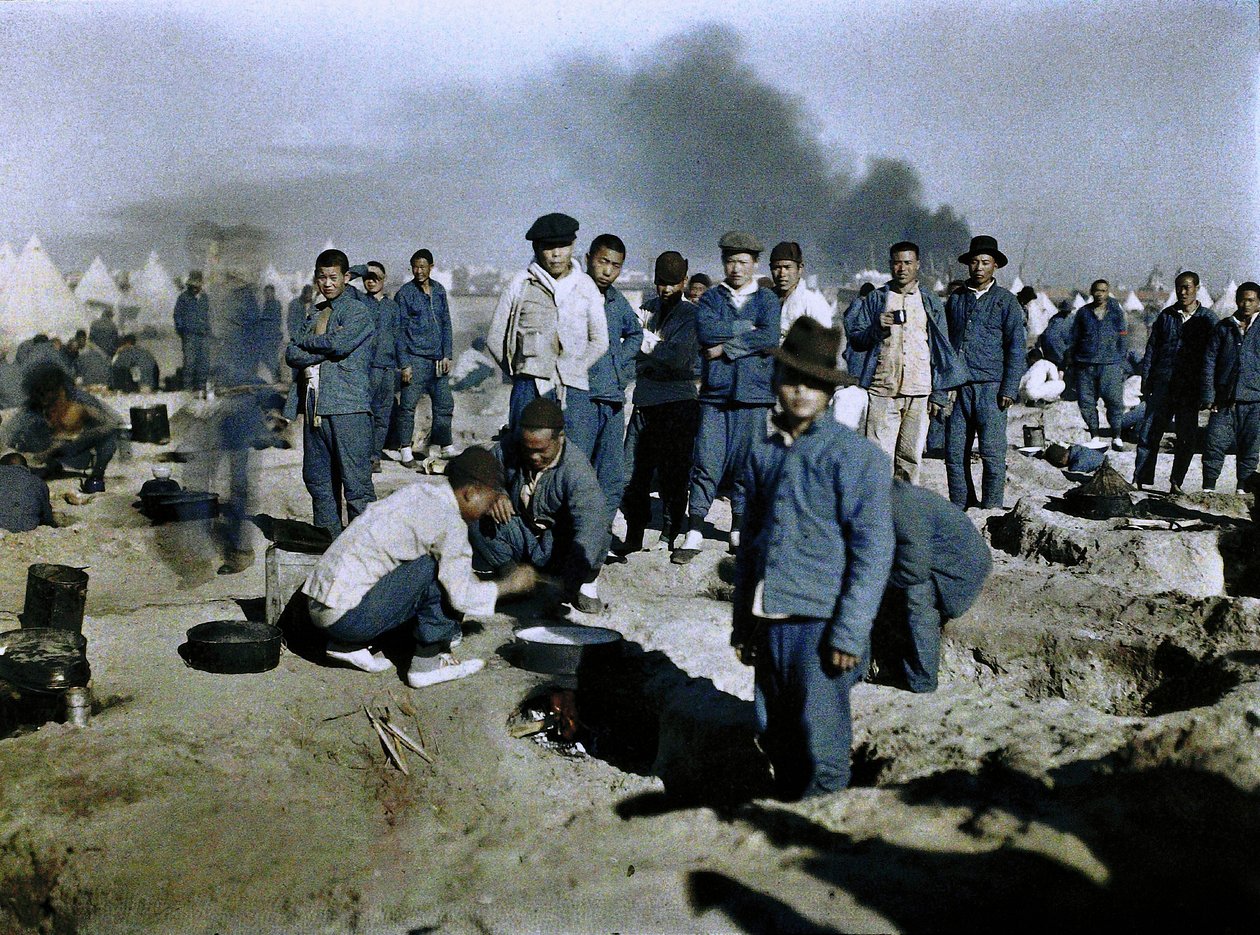 Ein Lager von Arbeitern des britischen chinesischen Arbeitskorps, die für die Nahostkampagne rekrutiert wurden, Ägypten, 1917 von Paul Castelnau