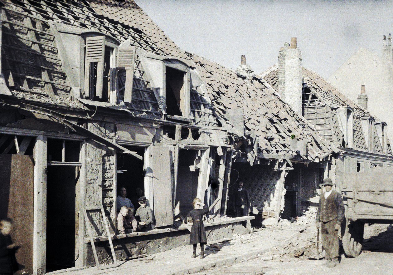 Beschädigte Gebäude nach den Bombenangriffen vom 10. und 11. September in der Stadt Rosendaël bei Dünkirchen, Region Nord-Pas-de-Calais, Frankreich, 11. September 1917 von Paul Castelnau