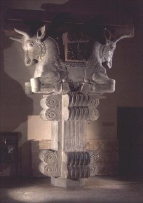 Kapital im persischen Stil von einer Säule in der Apadana, aus dem Palast von Darius dem Großen in Susa, Iran, ca. 500 v. Chr. von Persian School