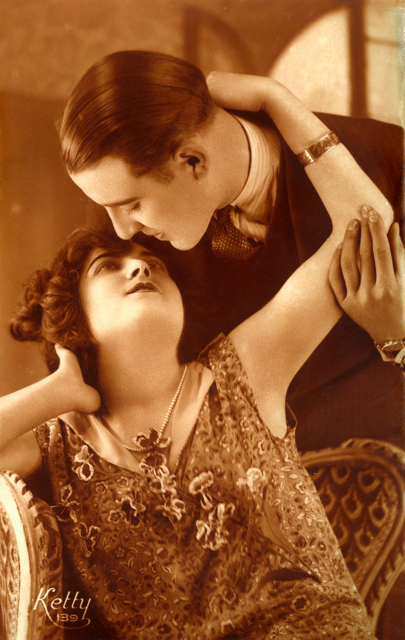 Französisches Paar der 1920er Jahre in Umarmung von Photographer French