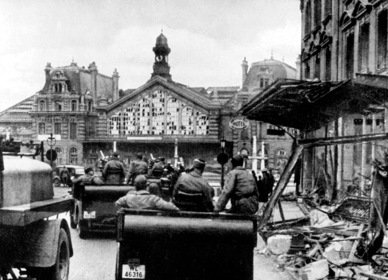 Deutsche Soldaten am Bahnhof Lille von Photographer French