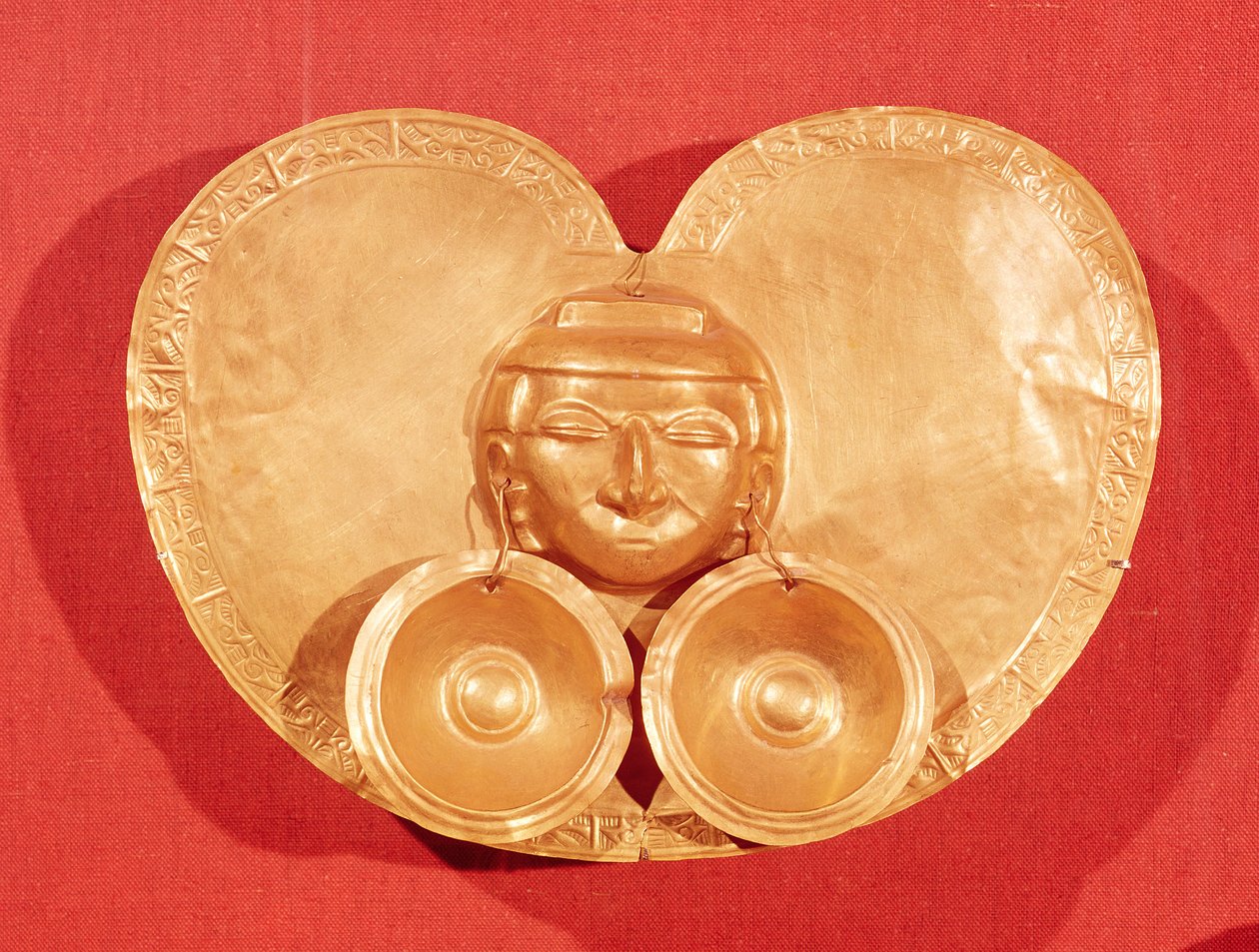 Pektorale mit menschlichem Gesicht, das Ohrringe trägt, aus Restrepo, Cauca-Tal, Calima-Periode von Pre Columbian