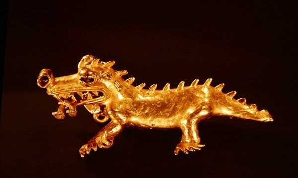 Anhänger, der ein Krokodil darstellt, das eine menschliche Figur im Maul hat, aus La Vaca, Punta Burica von Pre Columbian Pre Columbian